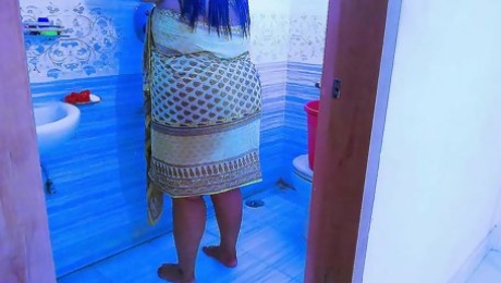 Saudi Arabian hot aunty fucking in bathroom