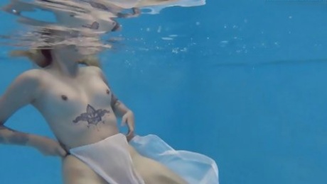 Finnish Babe Swims Nude In The Pool